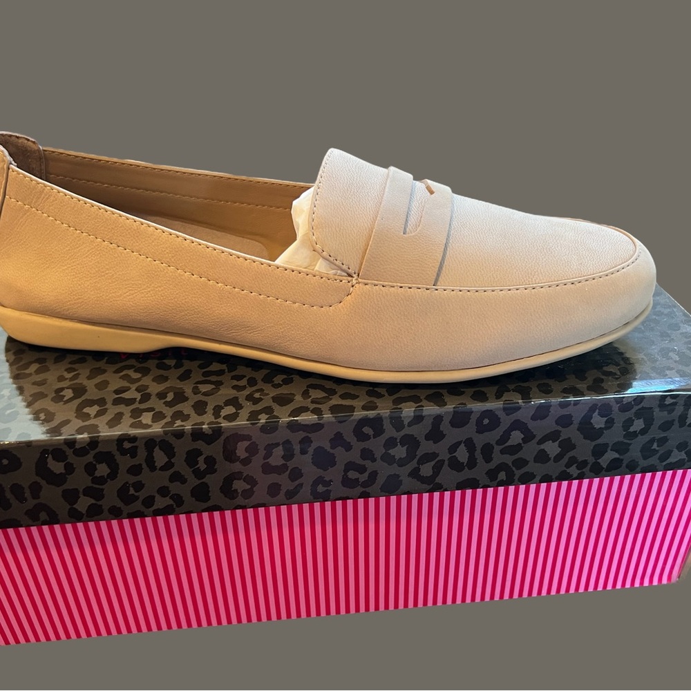Brand New Me Too Leather Blakely Loafers